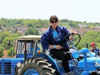 Jede traktor, je to Zetor. Traktoriádu v Tvořihrázi ovládly ženy. Podívejte se