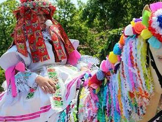 VIDEO: Pestrobarevná jízda králů se opět valila Vlčnovem. Podívejte se