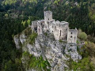 Toulky za hranicemi: Monumentální a fascinující hrad Strečno se tyčí na skále