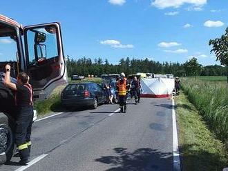 Tragédie. U Chrasti nedobrzdila 18letá motorkářka, zabilo ji auto v protisměru