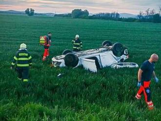 Tridsaťročný vodič neprežil nehodu, auto sa prevrátilo na strechu  