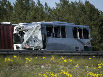 Poľský autobus sa na nemeckej diaľnici zrazil s nákladným autom, desiatky ľudí sa zranili, niekoľkí sú vo vážnom stave