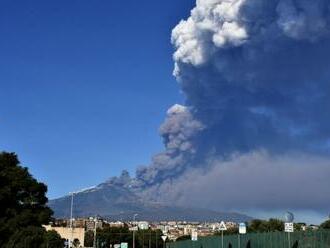 Sopka Etna sa opäť prebudila, spôsobila pozastavenie prevádzky letiska