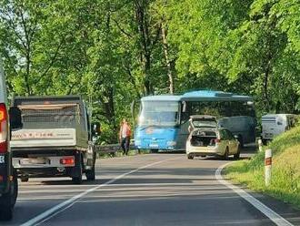 Pri zrážke auta s autobusom v Bojniciach sa zranilo dieťa  