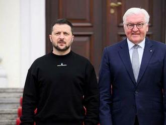 Zelenskyj přiletěl do Německa. V zámeckém  sídle ho přivítal prezident Steinmeier