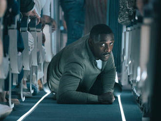 Unesené letadlo může zachránit jedině pasažér Idris Elba. Napínavá minisérie Hijack má turbulentní trailer