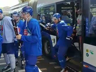 To musíte VIDIEŤ: Slovenskí hokejisti jazdia na tréningy autobusom MHD! VIDEO