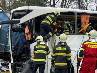 HROZIVÉ zábery z miesta havárie autobusu: Hlásia 37 zranených aj obeť, FOTO