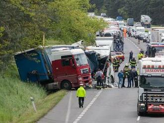 VIDEO z hrôzostrašnej nehody na D2: Alarmujúci rozsah zranení, OSEM pacientov v kritickom stave