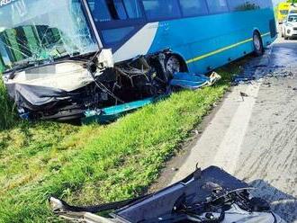 TRAGICKÁ nehoda autobusu s osobným autom! Z miesta hlásia OBEŤ aj zranené DETI