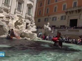 V známej rímskej Fontáne di Trevi vyčíňali aktivisti: Vodu zafarbili načierno, VIDEO