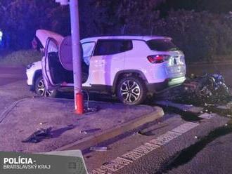 TRAGICKÝ nedeľný večer v Bratislave: Motorkár neprežil zrážku s autom, FOTO