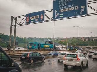 Oprava Barrandovského mostu v kombinaci s deštivým pondělím výrazně zablokovala dopravu v Praze