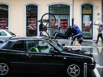 Pražští řidiči si musí dávat pozor na cyklistu, který nerespektuje zákony. Chlubí se tím na sociálních sítích