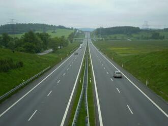 Navrhuje na dálnicích 60 km/h. Chce tím lidi otrávit a doufá, že přesednou do hromadné dopravy