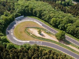 Na Nordschleife se mění pravidla veřejných jízd. Od letošní sezony platí „minimální maximální“ rychlost 130 km/h. Pomalejší auta na trať už jen tak nepustí