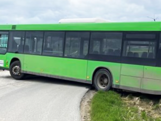 Bláznivý autobusár netušil, kde je brzda a plyn. Trikrát zišiel z cesty, na pomoc vyrazil traktor