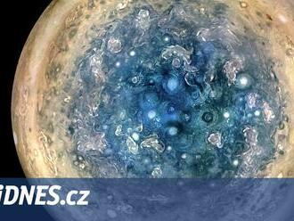 Čeští vědci ukázali, že Jupiterovy blesky mají podobný rytmus jako pozemské