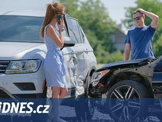 Chyby můžou přijít draho. Co a kdo musí nahlásit pojišťovně po autonehodě