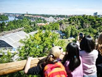 Na Kavčích horách vyrostlo posezení z dílny žáků ZŠ Táborská s podporou MČ Praha 4 a pod záštitou Světové školy Člověka v tísni