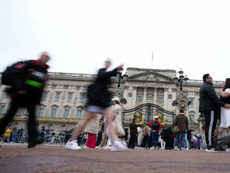 Polícia zatkla pri Buckinghamskom paláci muža. Hádzal na pozemok náboje