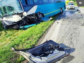 Tragická zrážka autobusu a auta pri Pozdišovciach: Jeden mŕtvy a tri zranené deti