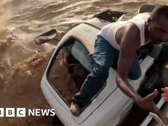 Kenya: Moment helicopter lifts lorry driver from flash flooding