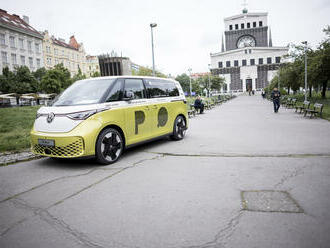 Elektromobily ID. Buzz zvou v pražských ulicích na festival Pražské Quadriennale