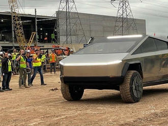 Údajně revoluční pickup Tesly se ztrapnil ještě před premiérou, z bláta ho musel tahat spalovací Ford