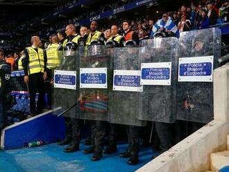 Barcelona zavŕšila parádnu jazdu. Do osláv titulu vstúpili ultras rivala, vyľakaní hráči utekali do šatní