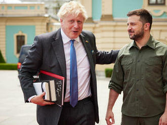 Zdieľali čierny šibeničný humor. Zelenskyj a Johnson mali od začiatku vojny mimoriadne puto