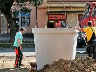 Obrie kvetináče v centre Žiaru pobúrili ľudí: Horor, bez vkusu, ako u Gulivera, sťažujú sa