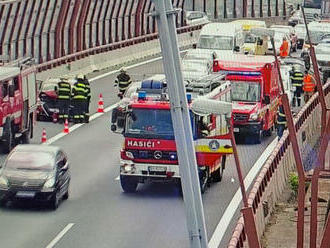 Na diaľnici D1 pri letisku v Bratislave sa zrazili štyri autá. Jedno skončilo na streche