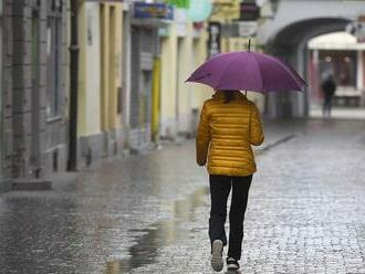 SHMÚ: Takmer na celom Slovensku platia výstrahy pred dažďom, hrozia povodne