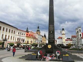 Veľký spor o Čierny obelisk v srdci Slovenska. Aktivisti ho chcú odstrániť, mesto je proti