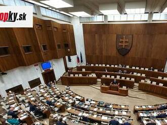 Sumy pomoci v hmotnej núdzi či elektronické komunikácie: Aj o tom sú novely preložené do druhého čítanie