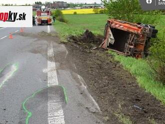 Na ceste v Lučenci sa prevrátilo smetiarske auto: Zranili sa tri osoby, jedna vážne