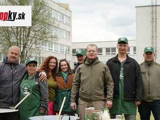 Škandál na školskej akcii v Banskej Bystrici: Guláš varili a podávali kotlebovci! Podujatie zneužili, tvrdí mesto