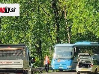 PRÁVE TERAZ Polícia zasahuje pri nehode autobusu v Bojniciach: Zranilo sa pri nej dieťa!