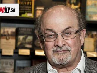 Salman Rushdie sa po prvý raz od vlaňajšieho útoku objavil na verejnosti