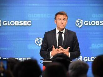 Ukrajina je dobre vyzbrojená a chráni Európy, vyhlásil Macron na konferencii Globsec  