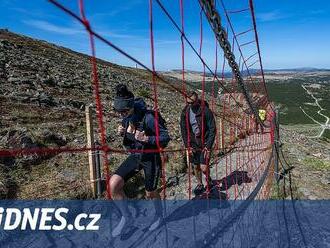 Sněžku opět lemují sítě, turisté totiž lezou i za nové řetězové zábrany