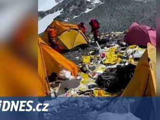 VIDEO: Everest zaplavily tuny odpadků, šerpové je nezvládají uklízet