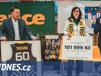 Trojan mezi sportovci. Předal dres a šek, Písku přivezl vytouženou výhru