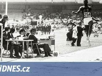 Legendární dálkař Beamon prodá v aukci olympijské zlato z Mexika 1968