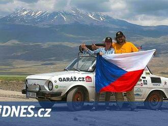 VIDEO: Manželé z Česka  se vydali bez navigace Škodou 100 do Íránu a zpět