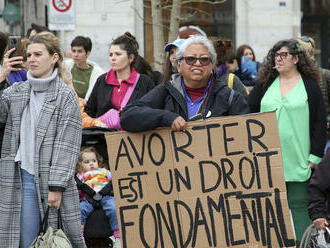 Francúzsko robí zmenu ústavy. Vystrašili ho aj snahy na Slovensku sťažiť prístup k potratom