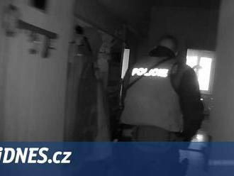 Senior se v telefonu odmlčel, policisté za pár minut vyrazili dveře od bytu