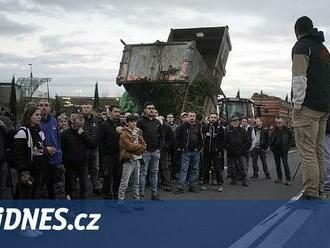 Vláda ve Francii ustupuje protestům. Daň na zemědělskou naftu se nezvýší