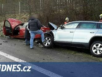 D6 uzavřela hromadná nehoda. Jedno auto skončilo na střeše, další v příkopě